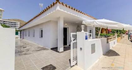 Villa Casablanca: Encanto Costero con Piscina y te