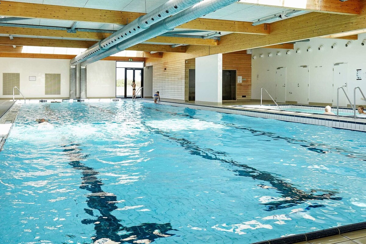 Inomhuspool och utomhuspool