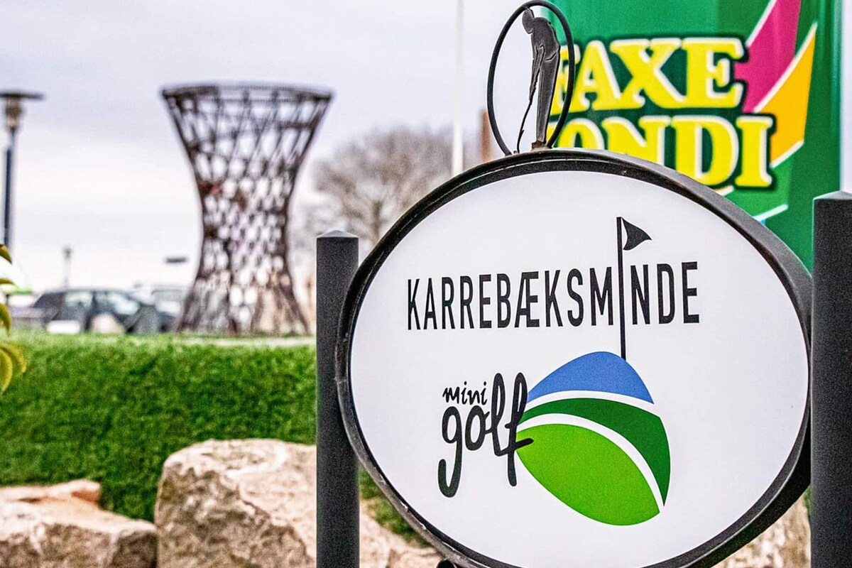 A sign with 'KARREBAEKSMNDE' and 'mini golf' indicating a mini golf location.