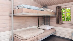Habitación con literas, ventana y cortinas.
