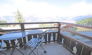 Outdoor dining - Dba112 - 1 Bedroom Apartment + Sleeping Alcove - Balcony - Sleeps 6 - 1800 Area (Puy-Saint-Vincent)