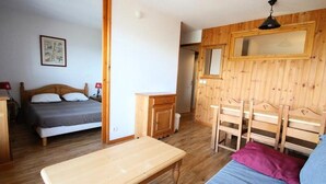 Room - Dba112 - 1 Bedroom Apartment + Sleeping Alcove - Balcony - Sleeps 6 - 1800 Area (Puy-Saint-Vincent)