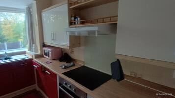 Jääkaappi, mikroaaltouuni, uuni, astianpesukone