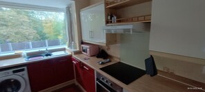 Jääkaappi, mikroaaltouuni, uuni, astianpesukone