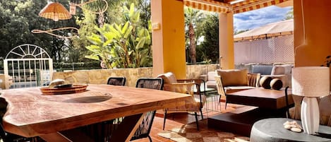 Apartment | Outdoor dining