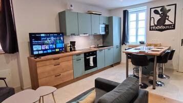 Fridge, microwave, oven, coffee/tea maker