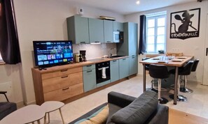 Fridge, microwave, oven, coffee/tea maker