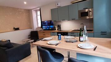 Fridge, microwave, oven, coffee/tea maker