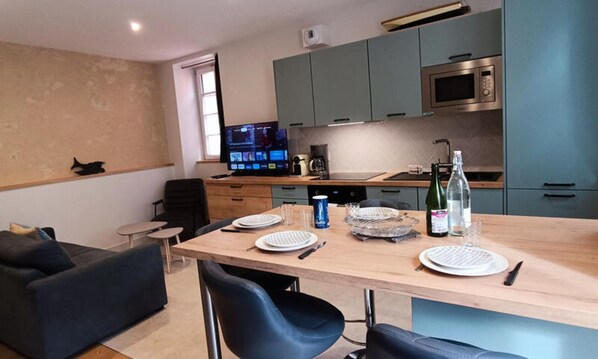 Fridge, microwave, oven, coffee/tea maker