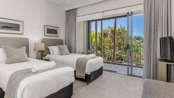 2 bedrooms, desk, iron/ironing board, WiFi