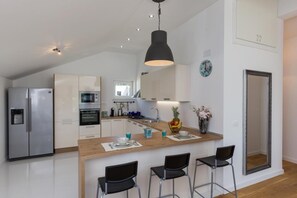 Apartment | Private kitchen | Fridge, microwave, oven, stovetop - Apartment Green Oase - Three Bedroom Apartment With Balcony (Zupa dubrovacka)