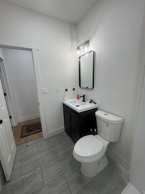 Douche, sèche-cheveux, serviettes fournies, savon