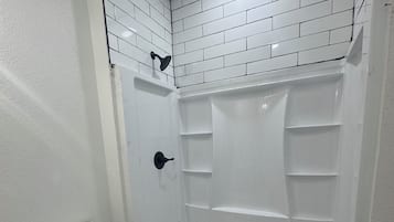 Suihku, hiustenkuivaaja, pyyhkeet, saippua