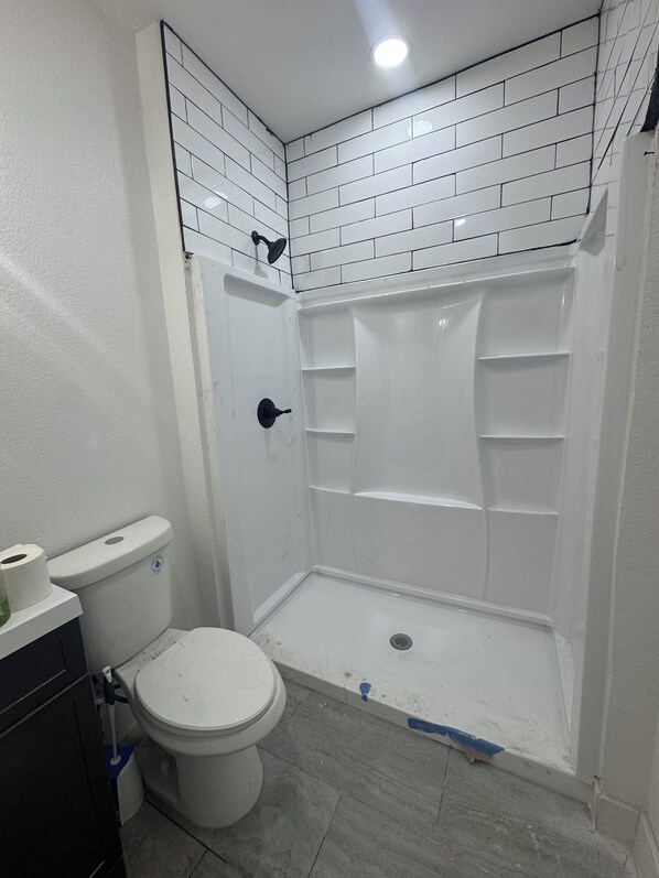 Suihku, hiustenkuivaaja, pyyhkeet, saippua