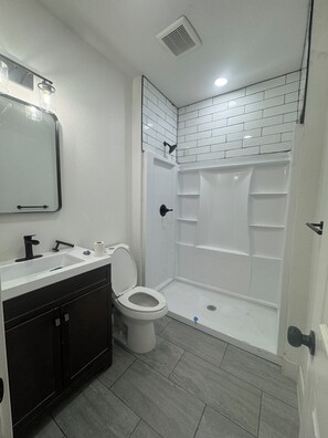 Suihku, hiustenkuivaaja, pyyhkeet, saippua