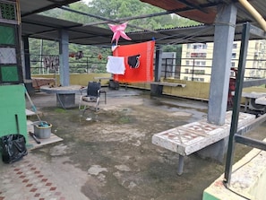 المنطقة المحيطة بالمنشأة