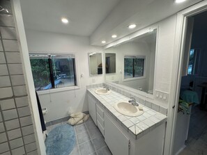 Haartrockner, Handtücher, Seife, Toilettenpapier