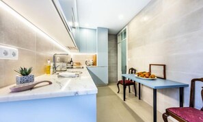 Fridge, microwave, oven, dishwasher - Apartment in Lagos Near Praia da Batata (Lagos)