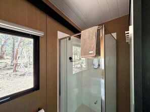 Shower, hair dryer, towels, shampoo - Gum Tree Hideaway by Tiny Away (Stoneville)
