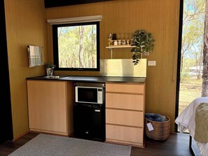 Kühlschrank, Mikrowelle, Herdplatte, Wasserkocher mit Kaffee-/Teezubehör