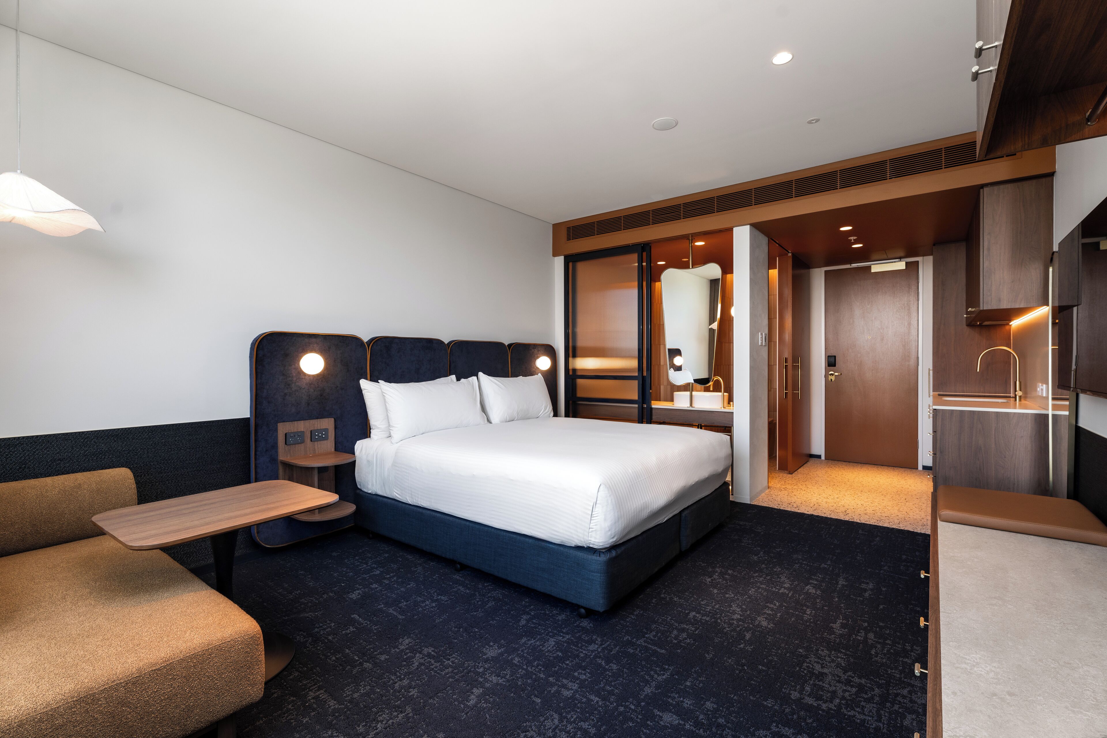 أغطية فراش متميزة وأسرّة بطبقة علوية مريحة وخزنة داخل الغرفة