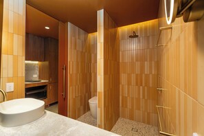 Produtos de toalete grátis, secador de cabelo, toalhas de banho 