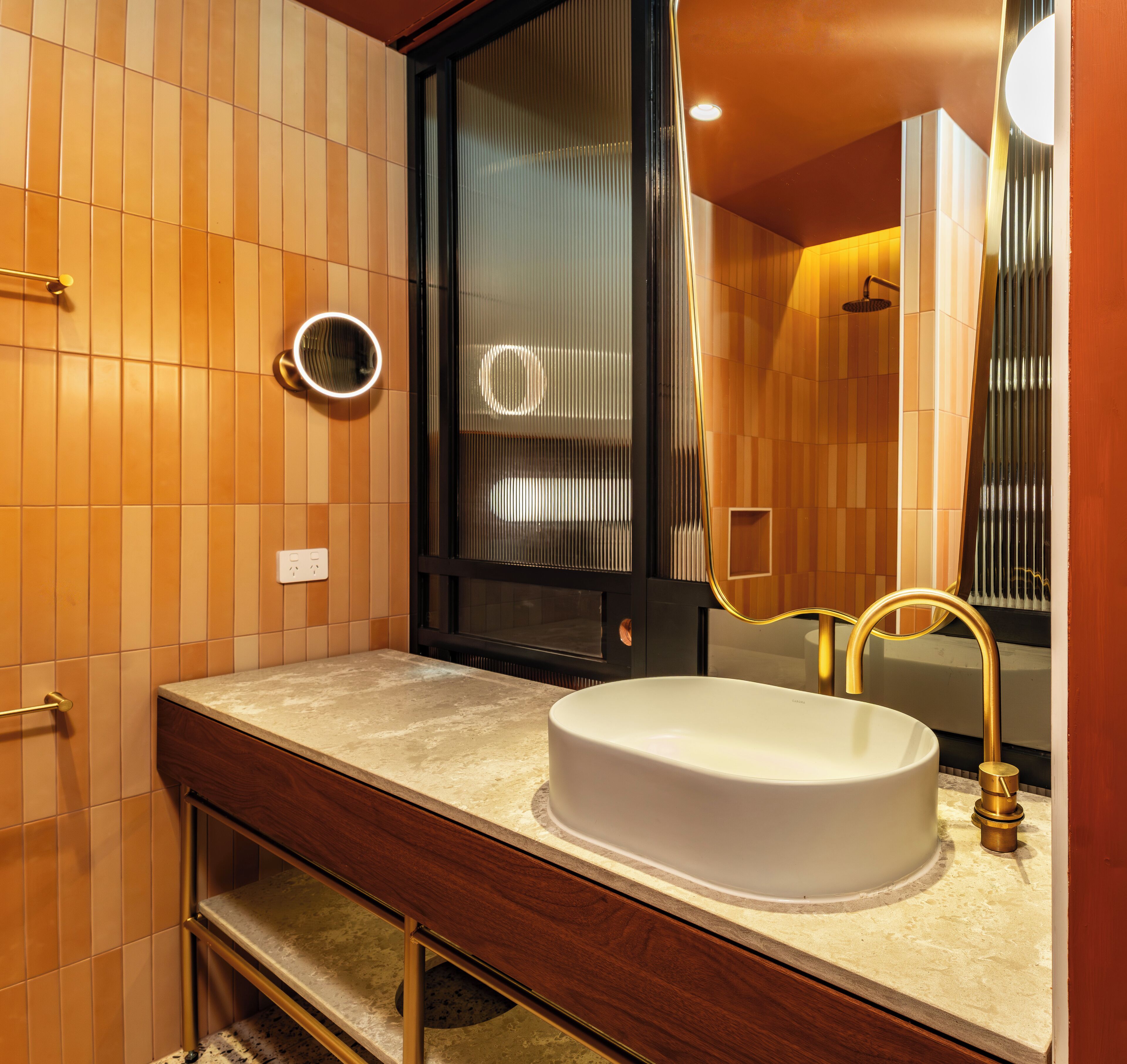 Perlengkapan mandi gratis, pengering rambut, handuk, dan sabun