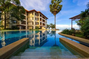 Pool - 4 Bed Beachfront Condo SP43 (Pranburi)