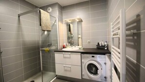 Bathroom - Luchon T2 4 People OF 51ma2 South Facing Terraces Parking Wifi (Bagneres-de-Luchon)