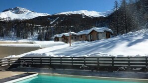 Pool - Apartment in Les Orres 1800 by Ski Slopes (Les Orres)