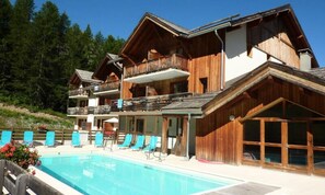 Outdoor pool - Apartment in Les Orres 1800 by Ski Slopes (Les Orres)