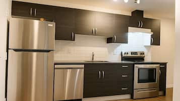 Jääkaappi, mikroaaltouuni, uuni, liesi