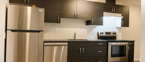 Een koelkast, een magnetron, een oven, een kookplaat