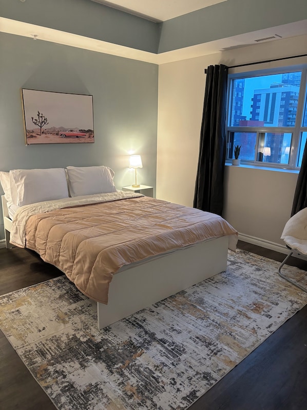 2 makuuhuonetta, työpöytä, Wi-Fi, vuodevaatteet