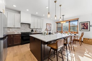 Fridge, microwave, oven, stovetop - Breckenridge Stay - Hot Tub + Walk to Trails (Breckenridge)