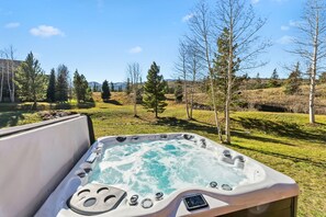 Outdoor spa tub - Breckenridge Stay - Hot Tub + Walk to Trails (Breckenridge)