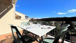 Outdoor dining - Apartment in Provence With Scenic Terrace (Gréoux-les-Bains)