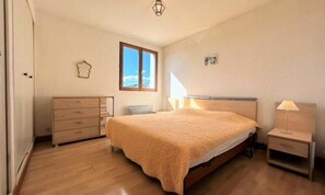 Individually furnished, iron/ironing board