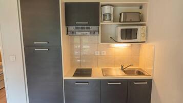 Microwave, dishwasher, coffee/tea maker, electric kettle