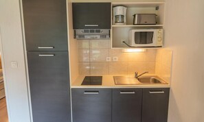 Microwave, mesin pencuci piring, dan mesin pembuat kopi/teh