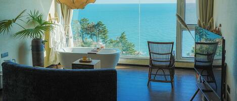 Superior-rum - badkar - havsutsikt | Sängtillbehör av högsta kvalitet, duntäcken och bäddmadrasser