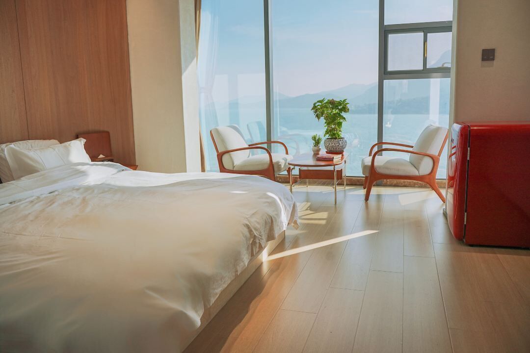 Suite Familiale, balcon, vue partielle sur la mer