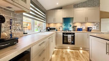 Een vaatwasser, een kinderstoel