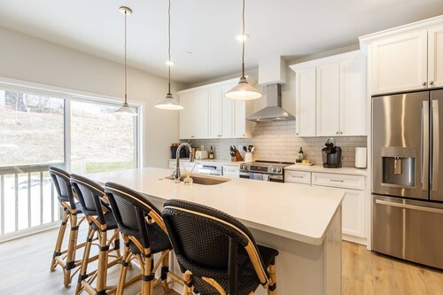 New Luxury Townhome Near Downtown Annapolis with Multiple EnSuite Bedrooms and Parking