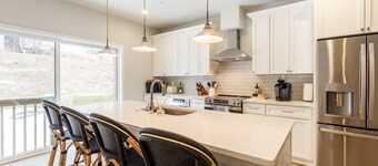 New Luxury Townhome Near Downtown Annapolis with Multiple EnSuite Bedrooms and Parking