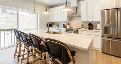 New Luxury Townhome Near Downtown Annapolis with Multiple EnSuite Bedrooms and Parking
