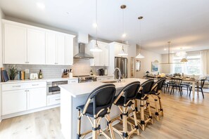 Refrigerador, microondas, lavavajillas, cafetera/tetera