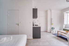 Iron/ironing board, Internet, bed sheets - A charming, renovated studio flat in Bordeaux (Bordeaux)