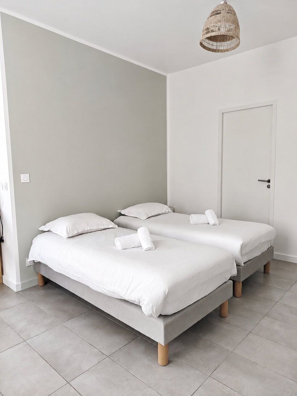 Iron/ironing board, internet, bed sheets