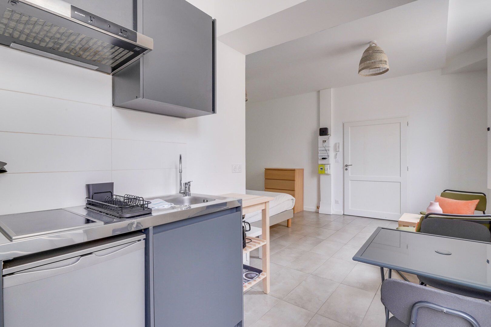 Réfrigérateur, micro-ondes, cafetière/bouilloire, grille-pain